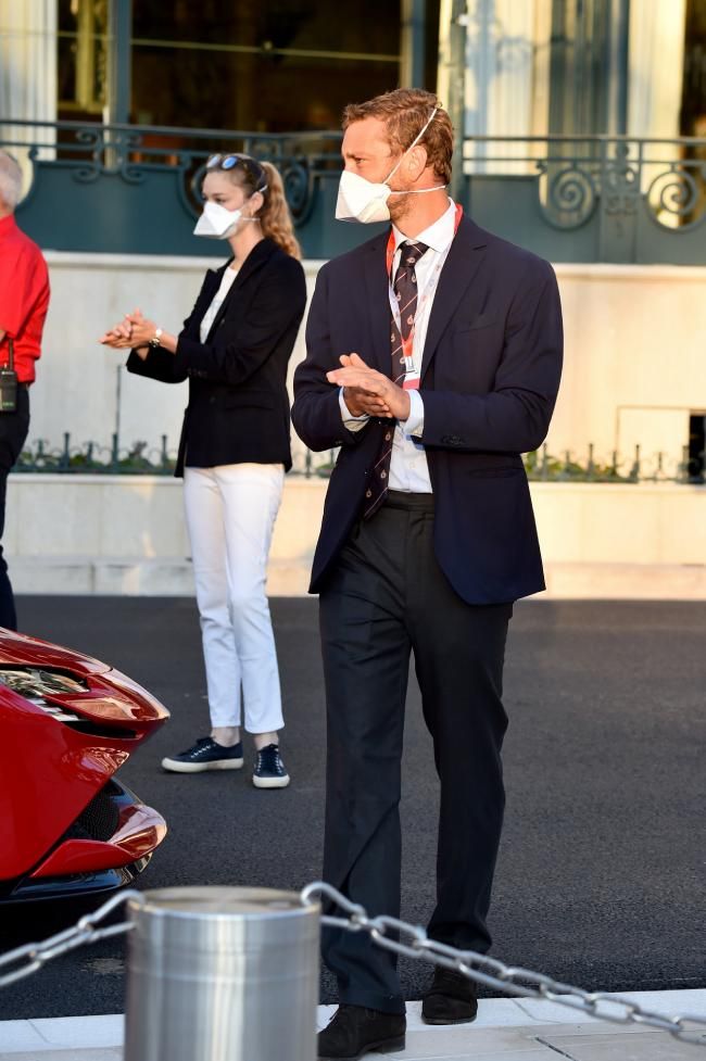 Beatrice Borromeo asegura que las zapatillas Superga son las que mejor quedan con un pantalón blanco recto y una chaqueta blazer negra