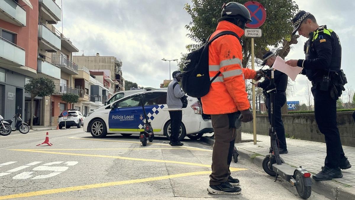 Un usuari de patinet en un dels controls de la Policia Local de Blanes.