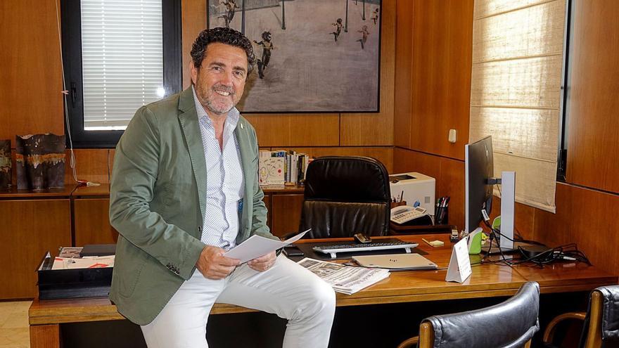 Juan Antonio Amengual, en su despacho de alcaldía en Calvià vila. |  JUAN LUIS IGLESIAS