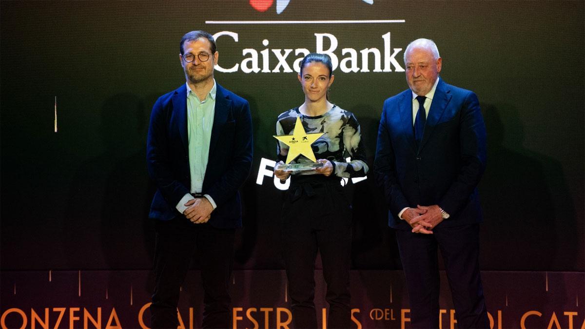 Aitana recibió el premio de manos de Íñigo Roy, director de estrategia de comunicación y patrocinios de CaixaBank, y del presidente de la FCF, Joan Soteras