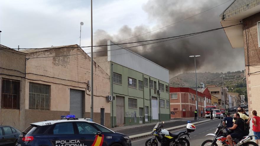 Incendio en una nave industrial de Elda