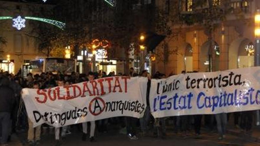 Manifestació de protesta contra les detencions d&#039;anarquistes, ahir a Manresa, al seu pas per Àngel Guimerà