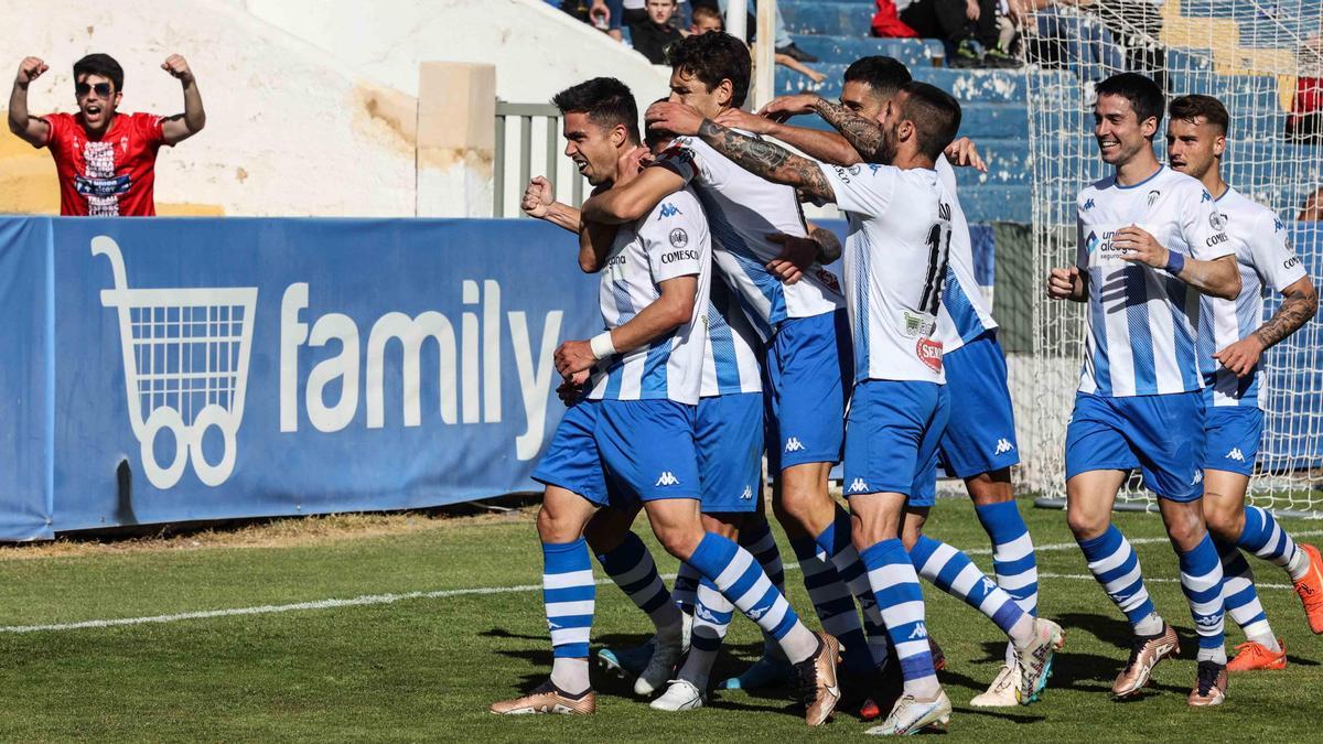 Los jugadores del Alcoyano felicitan a Juanan Casanova después de que el centrocampista marcara el tanto de la victoria ante el Cornellà.