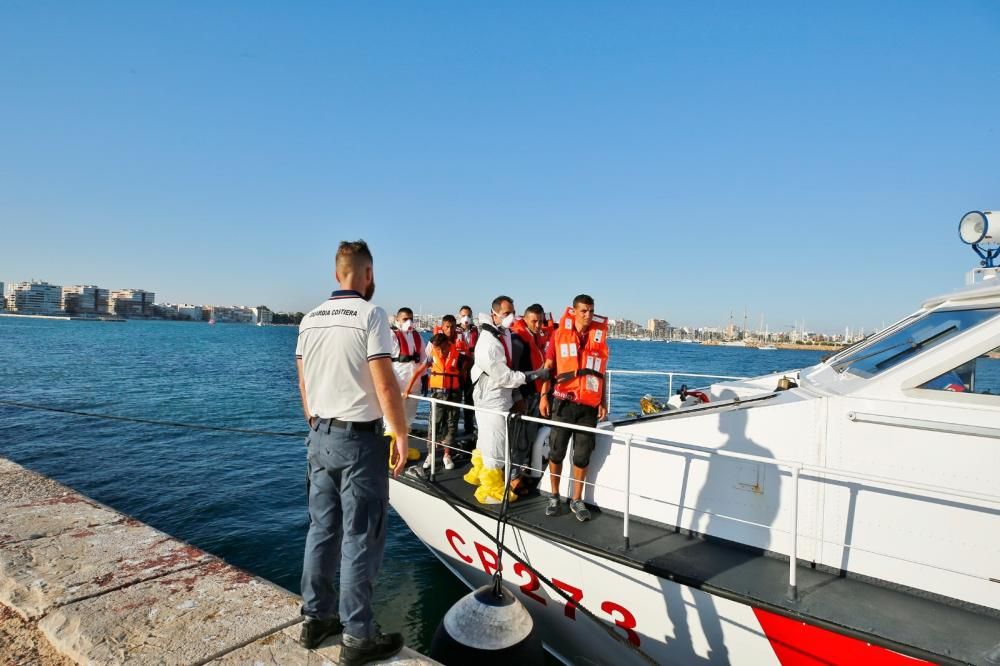 Rescatan a 10 personas de una patera en Cabo de Palos y las llevan a Torrevieja