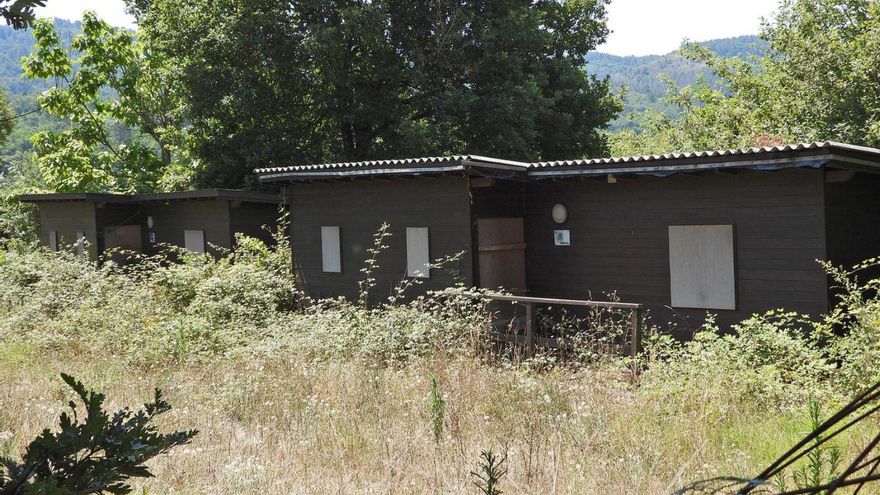 Estado del único camping dee la ciudad, propiedad del Concello en Reza | // FERNANDO CASANOVA