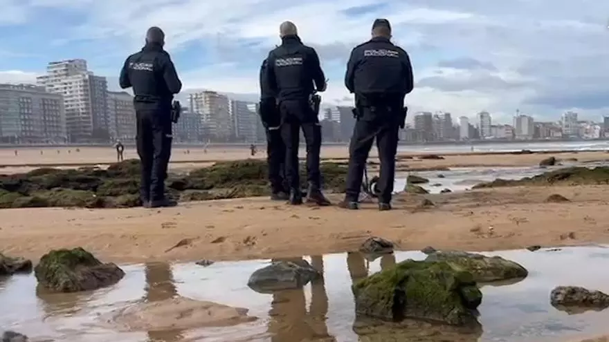 VÍDEO: Encuentran un obus en la playa de San Lorenzo de Gijón