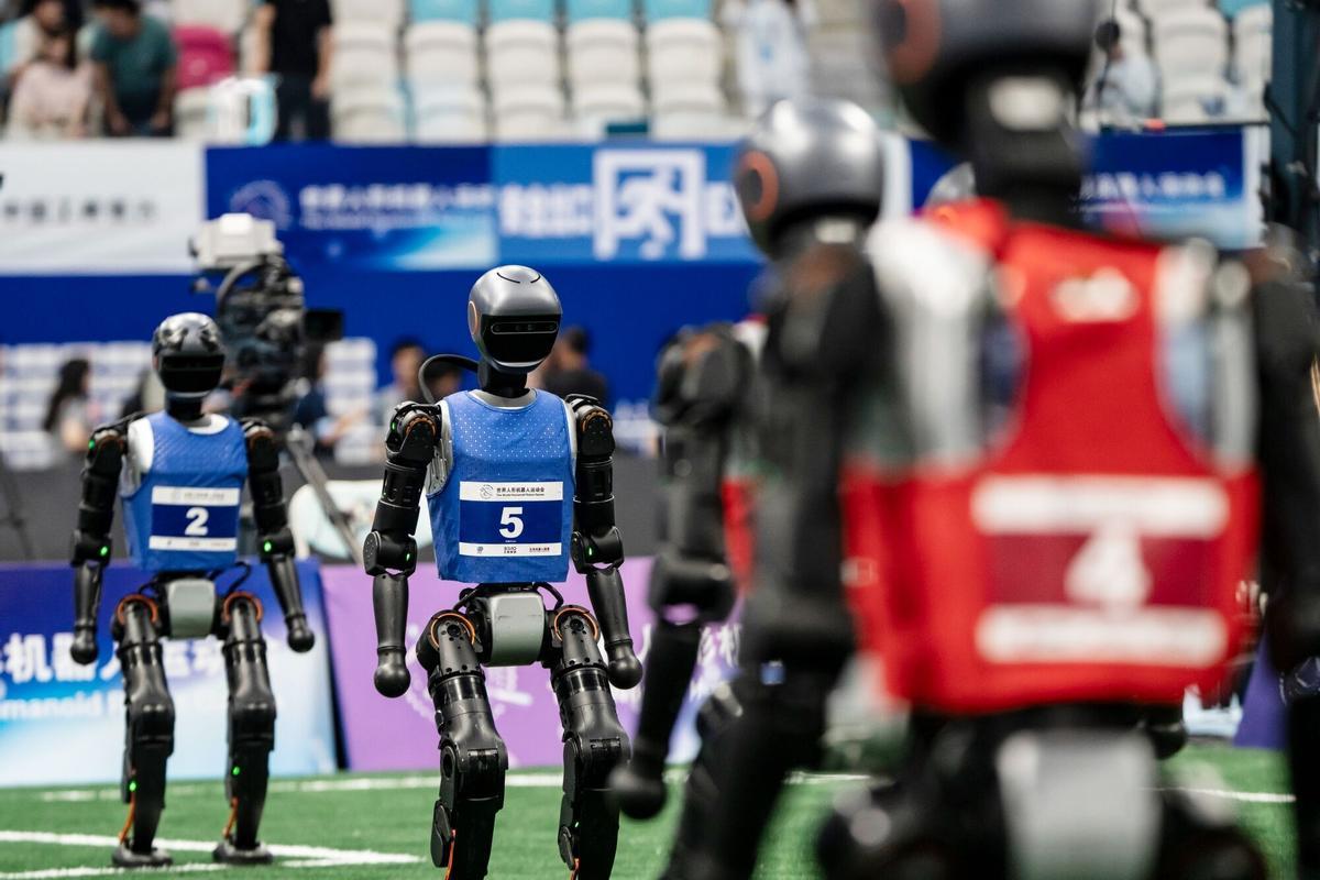 Robots humanoides durante un partido de fútbol en los Juegos Mundiales de Robots Humanoides en Pekín, China, el viernes 15 de agosto de 2025. El evento se celebra hasta el 17 de agosto. Fotógrafo: Qilai Shen/Bloomberg