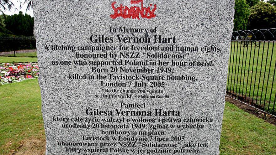 Un hombre pasea cerca del monumento conmemorativo a Giles Vernon Hart en el parque Ravenscoourt, en Londres, Inglaterra, hoy día 7 de julio de 2008. El monumento a Giles Vernon Hart, que fue miembro de la Campaña de Solidaridad Polaca y murió durante los ataques del 2005 en Londres, fue levantado el día 5 de julio en el sureste de Londres