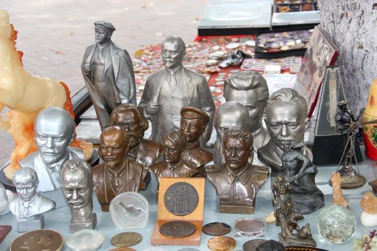 Recuerdos de Lenin y Stalin en una tienda de la capital.