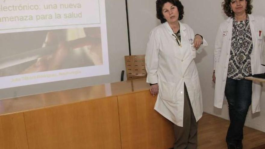 Julia Tábara (dcha.) y la jefa de Neumología del Chuac, Carmen Montero, ayer, en A Coruña. / 13fotos