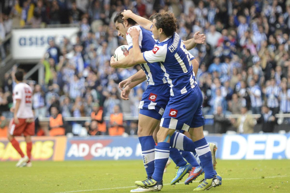 Riki recoge el balón tras firmar el gol del empate ante el Huesca en 2012.