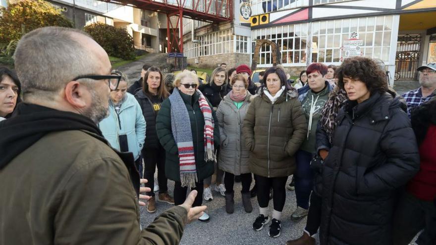Trabajadores, a las puertas de la planta de Cervo. |  Europa Press