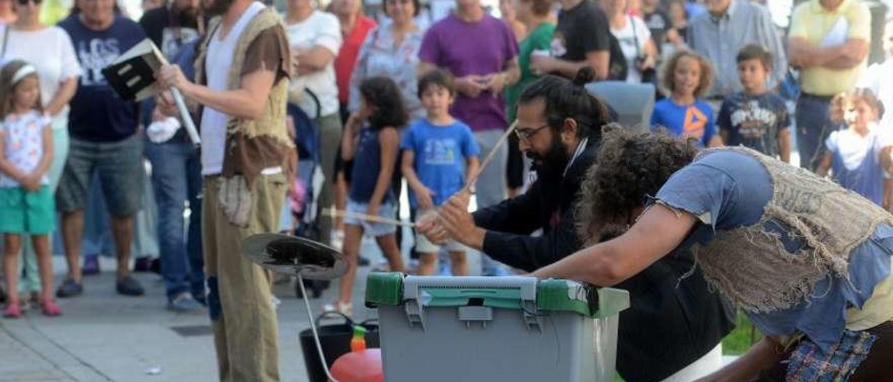 Trío Refugallo atrae a decena de personas que pasaban por la calle Rey Daviña. // Noe Parga