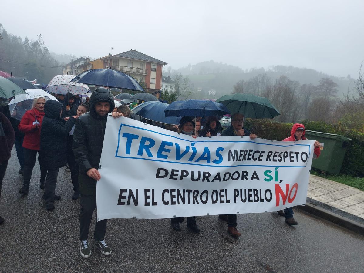 En imágenes: Una multitud reclama en Trevías un cambio de ubicación para la depuradora