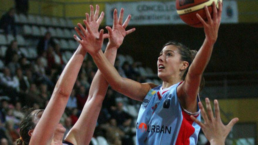 Tamara Abalde lanza a canasta frente a una jugadora del Ros Casares.