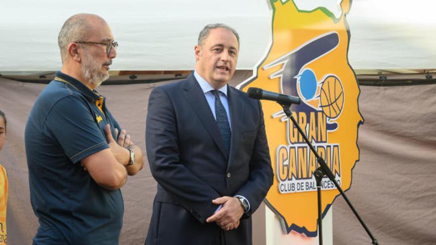 Enrique Moreno -izqda.- junto al consejero de Deportes del Cabildo, Enrique Castellano