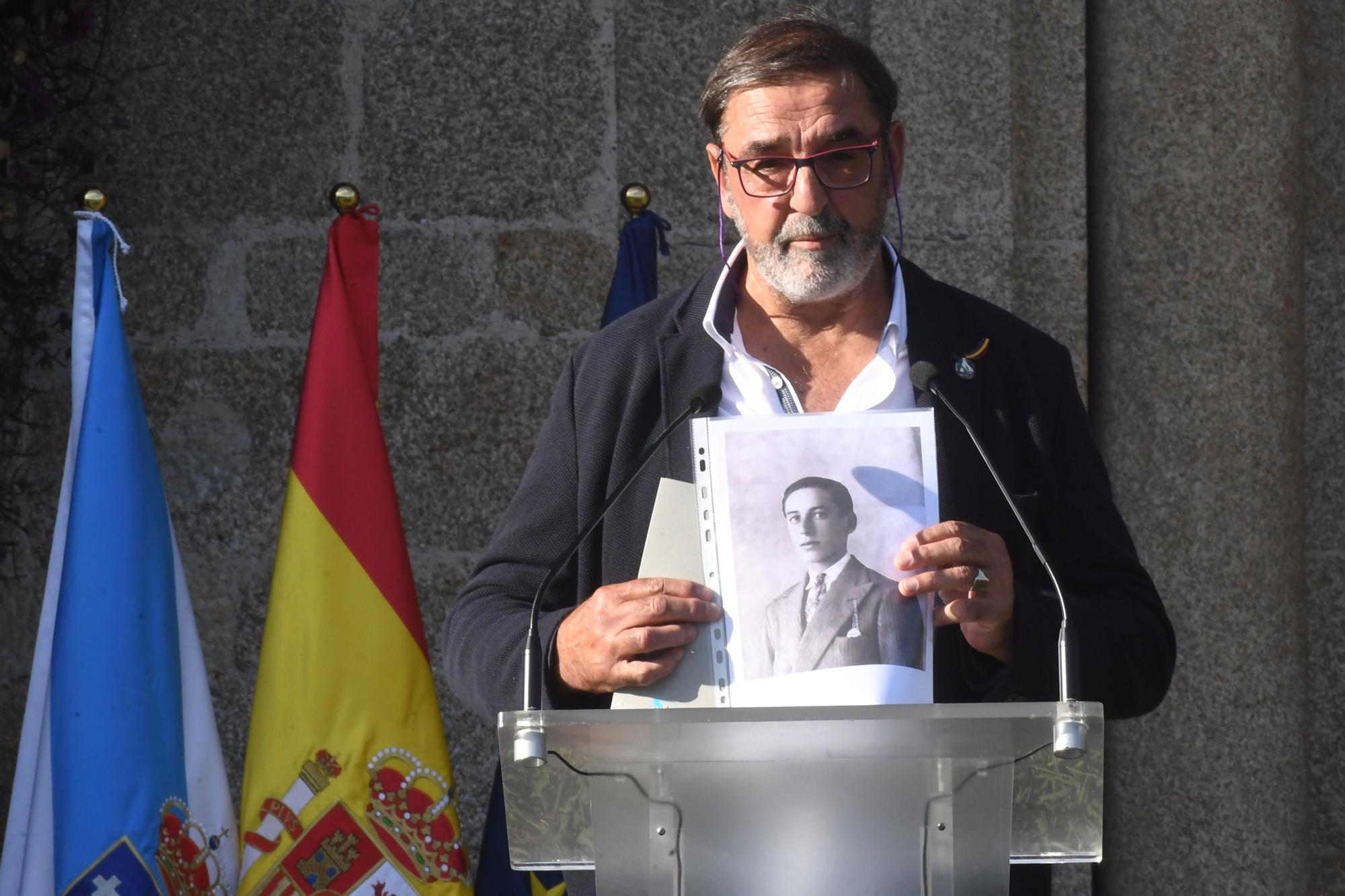 Andrés Lijó muestra la foto de su tío José, fusilado en 1937