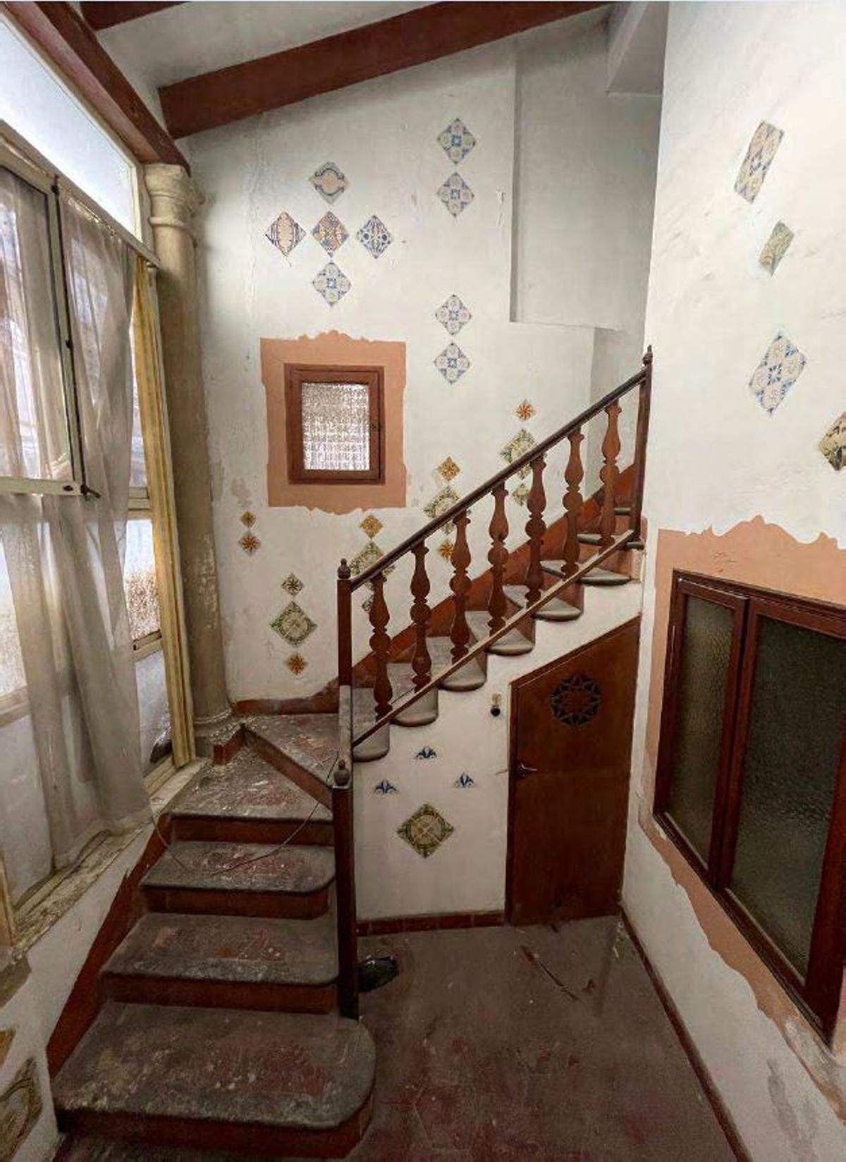Uno de los interiores del casal de Concepció, con valiosos azulejos en la pared.