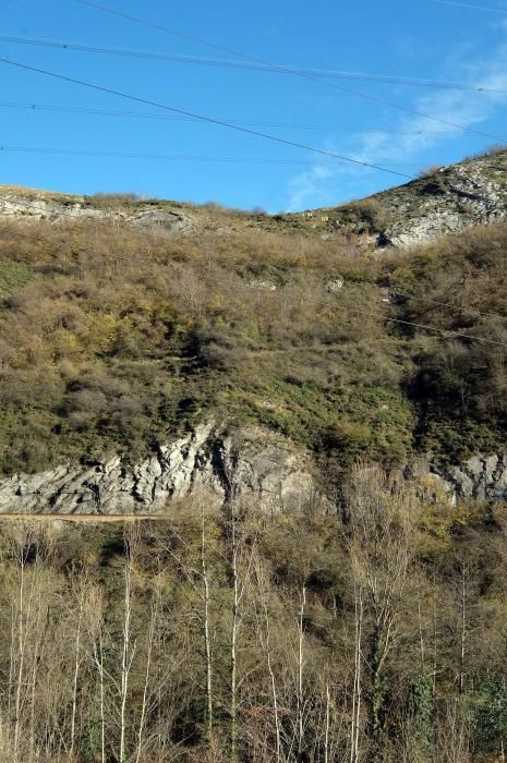 Técnicos del ADIF en labores en Pajares ante el riesgo de derrumbe sobre las vías