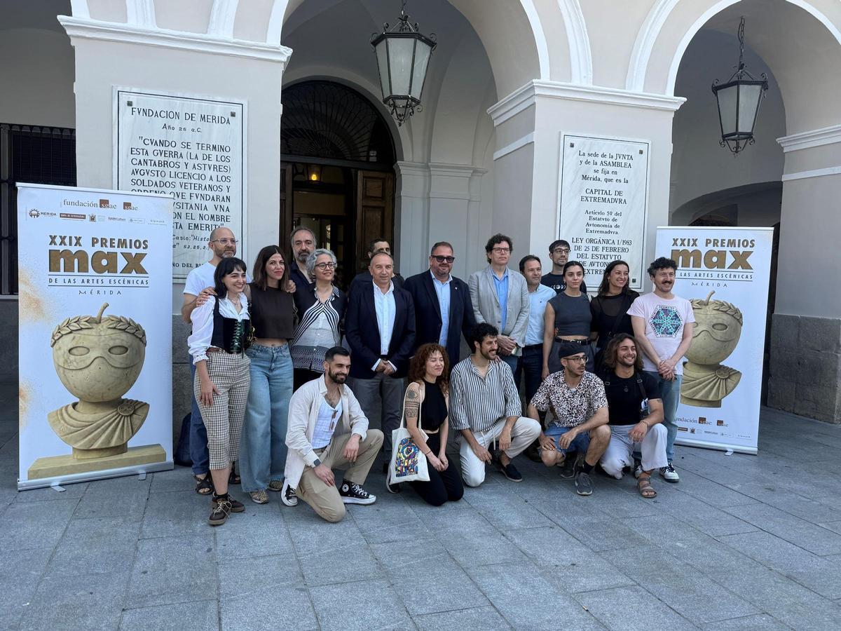Autoridades y participantes en la presentación de la XXIX gala de los Premios Max de las Artes Escénicas, que se celebrará en Mérida.