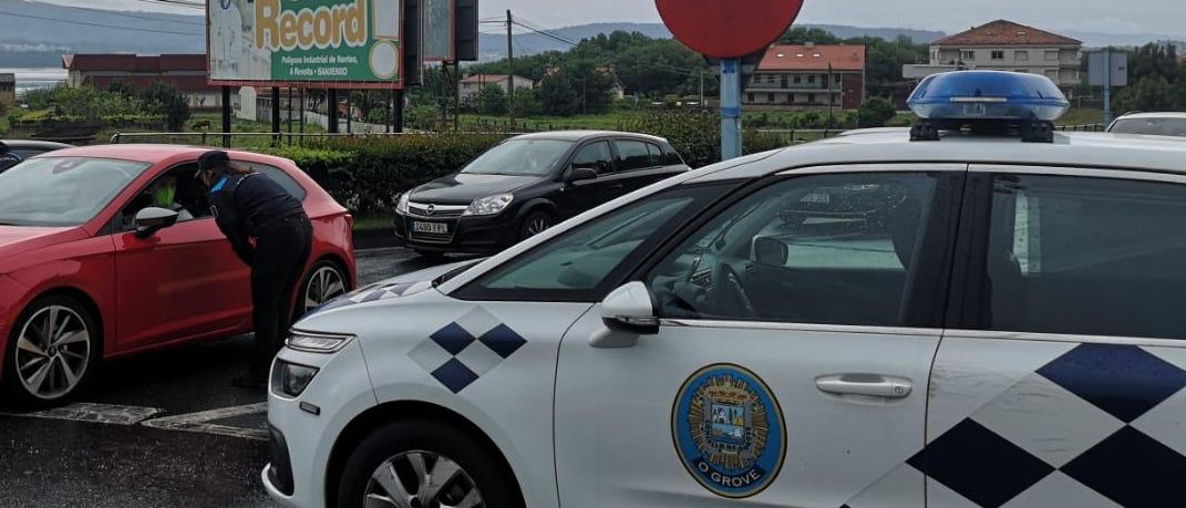 Un control establecido por la Policía Local en la entrada a O Grove, esta mañana.