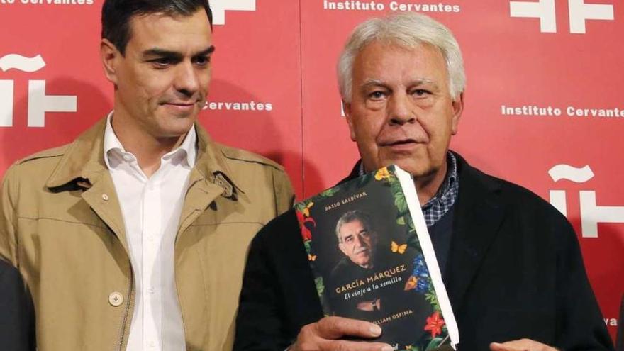 Pedro Sánchez acudió al acto en el que participó el expresidente Felipe González. // Efe