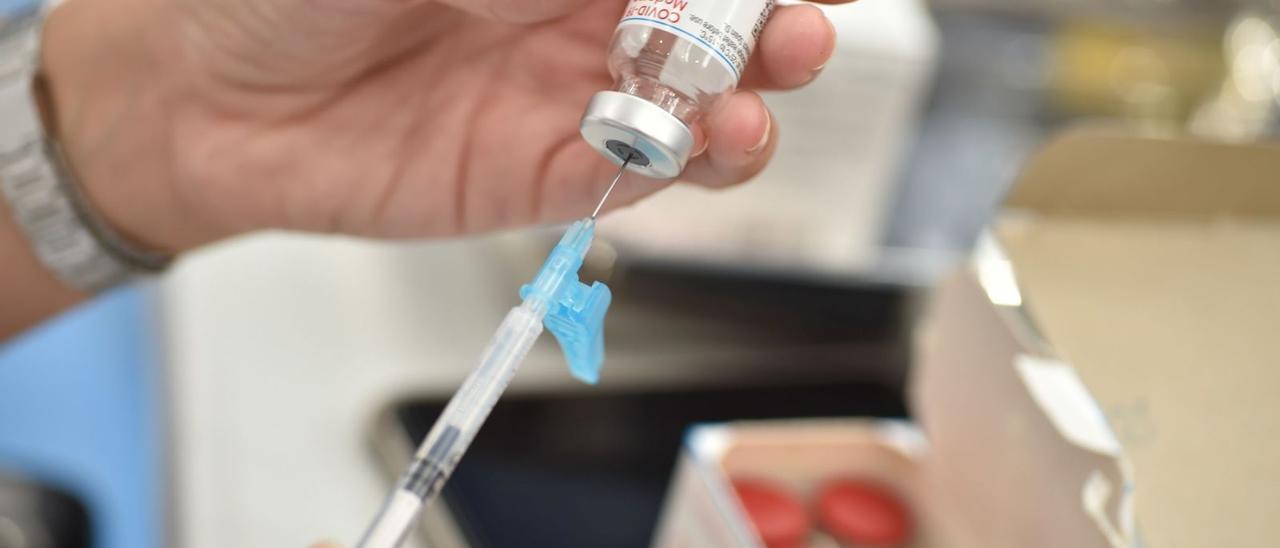 La mitad de los vacunados con la pauta completa no tiene la tercera dosis