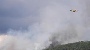 Un hidroavión trabaja en las labores de extinción de un incendio en Congosto el año pasado.