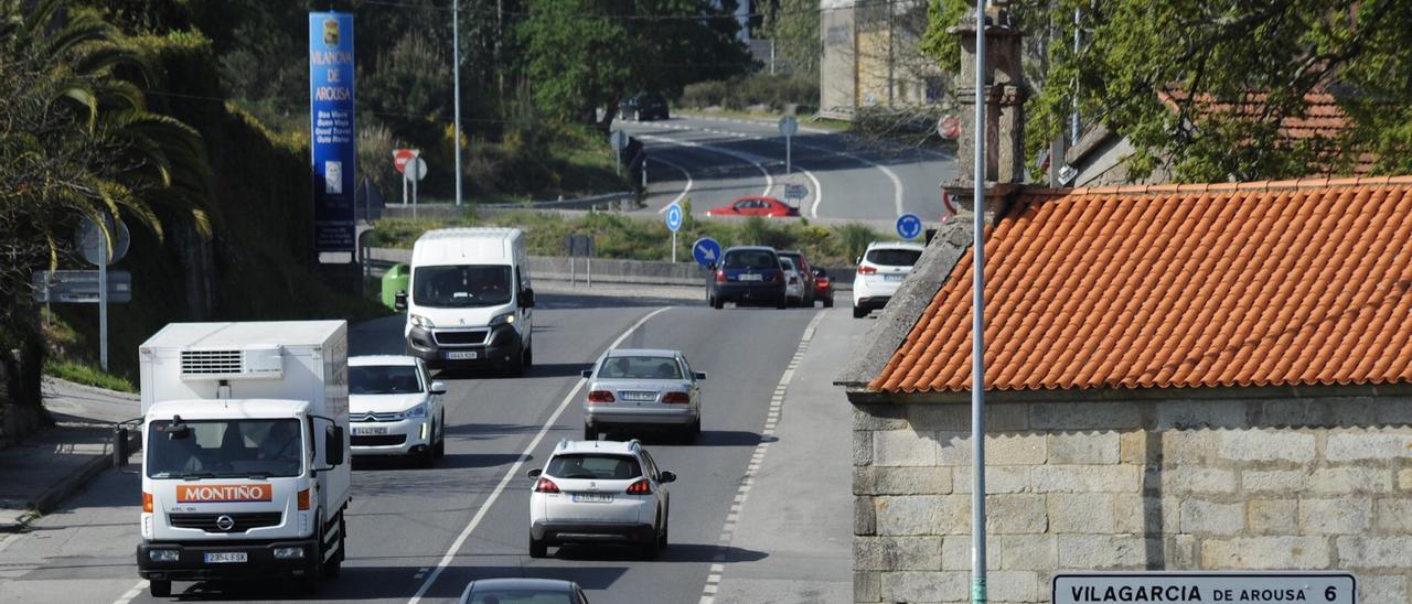 Vehículos circulando por la PO-531, a su paso por San Simón (Baión, Vilanova)