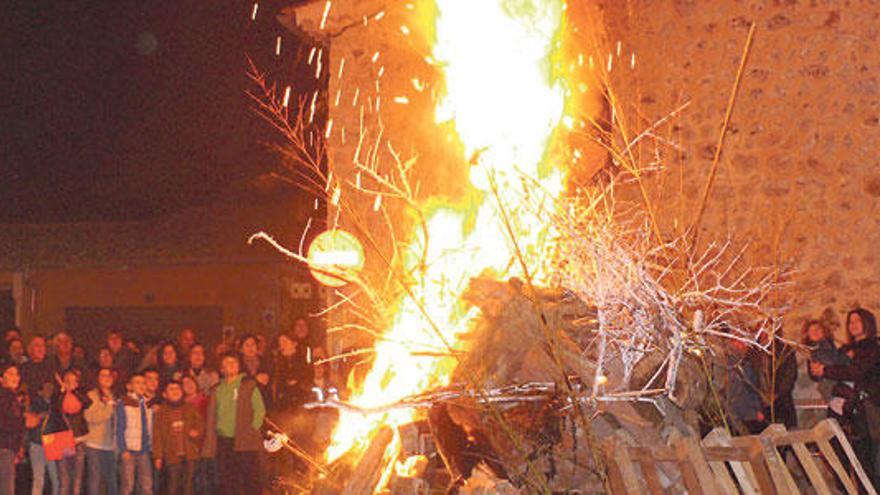 Una multitud observa el ´fogueró´ ya encendido.