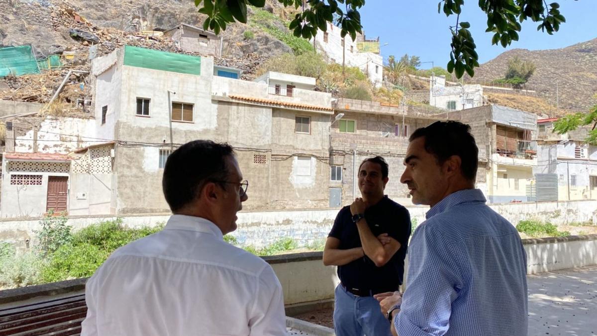 El concejal de Servicios Públicos, el popular Carlos Tarife, en la visita que realizó con los técnicos al camino de La Ermita, junto al barranco de Santos.