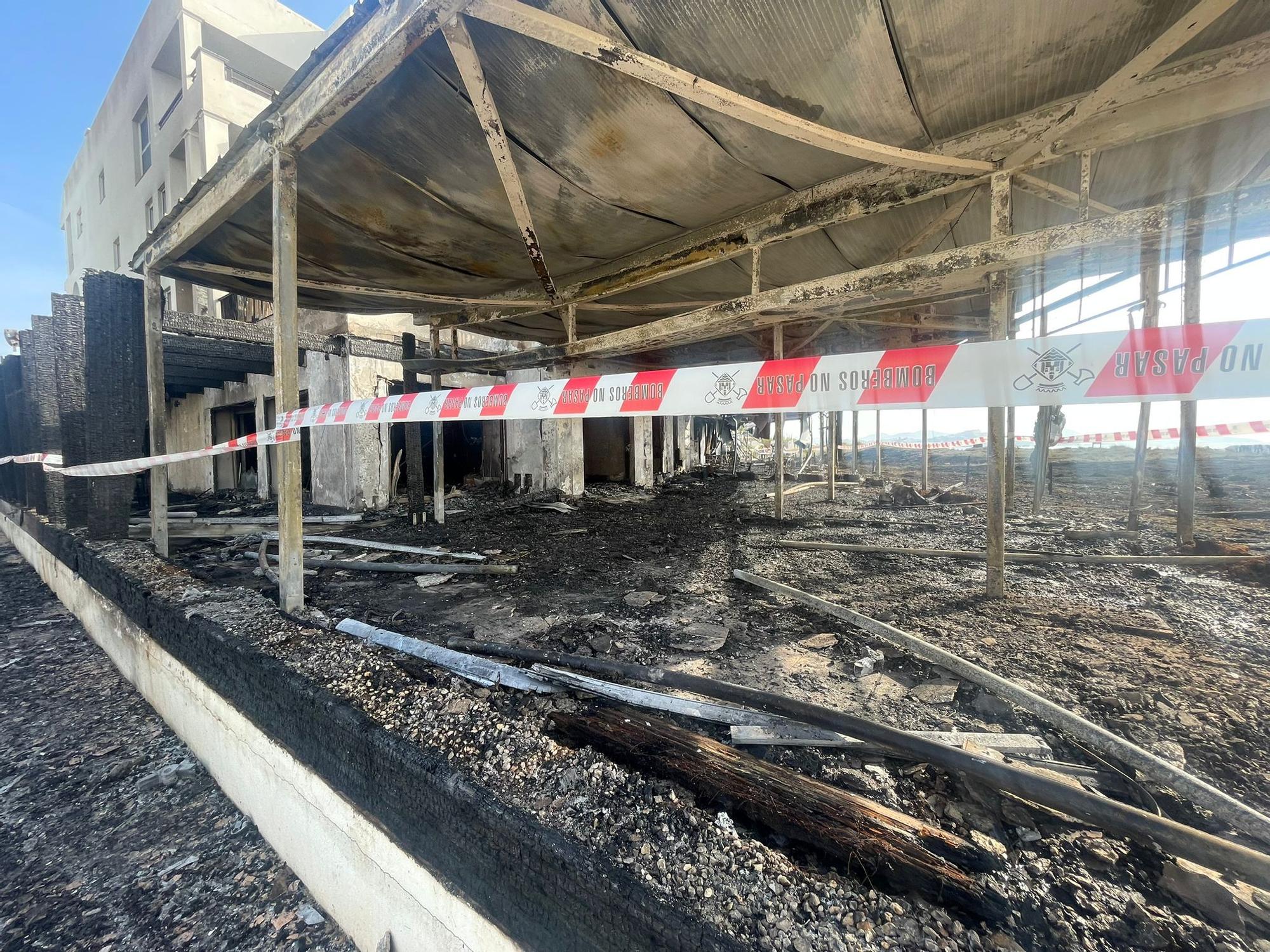 Todas las imágenes del devastador incendio en una zona de ocio de Ibiza