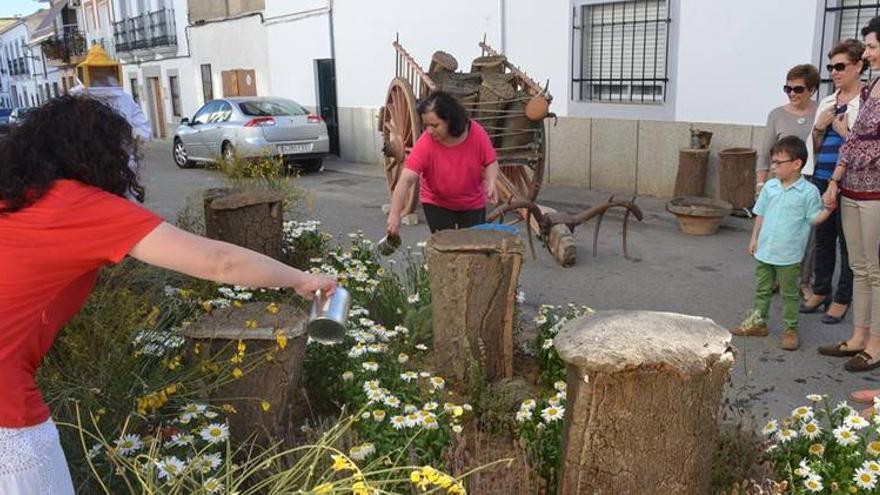 Los vecinos transforman el pueblo para volver al pasado