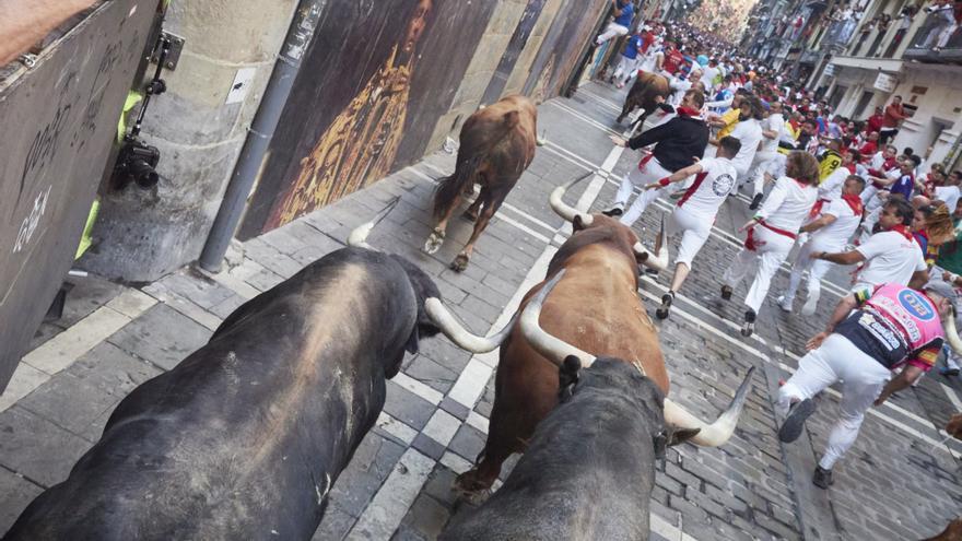 Tres corneados en un quinto encierro de San Fermín muy peligroso