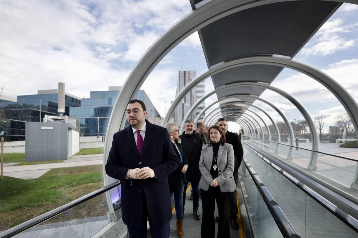 Barbón inaugura los pasillos rodantes  del HUCA y la nueva parada de autobús del hospital.