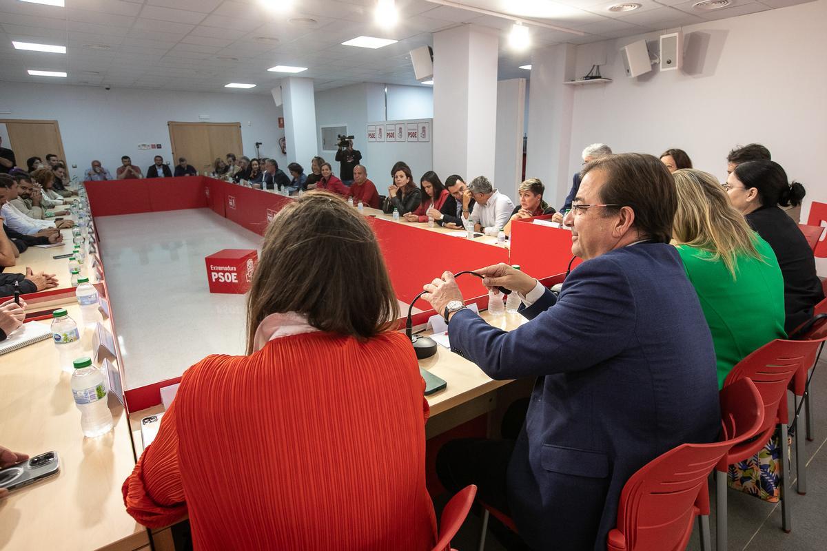 Fernández Vara preside el comité del PSOE donde anunció que intentaría formar gobierno por ser la lista más votada.