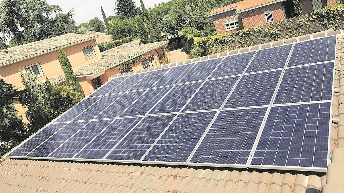 Placas solares en el tejado de una vivienda de Córdoba.