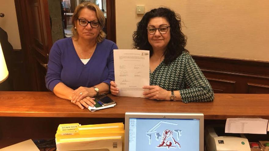Meri Pita y Carmen Valido, ayer, al registrar la solicitud.