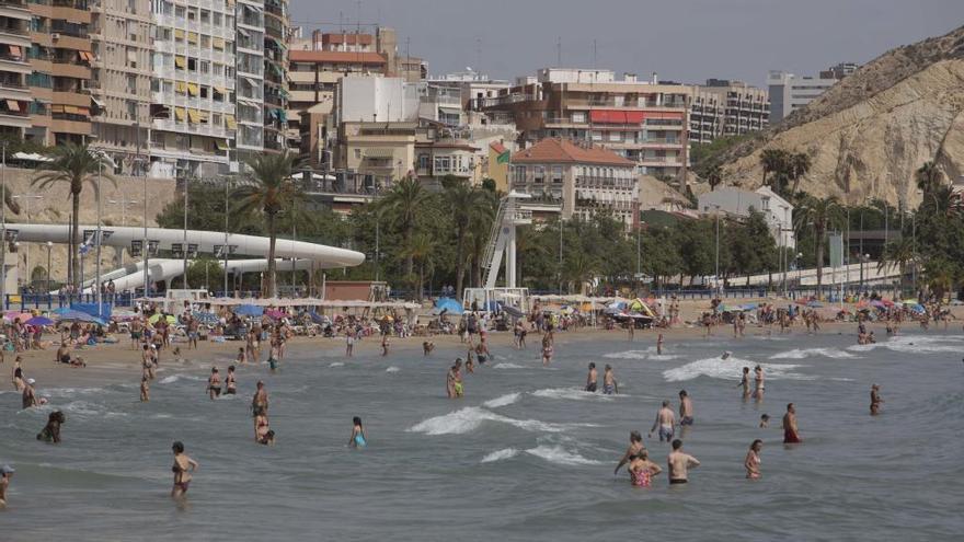 Bañistas en la playa del Postiguet este mediodía