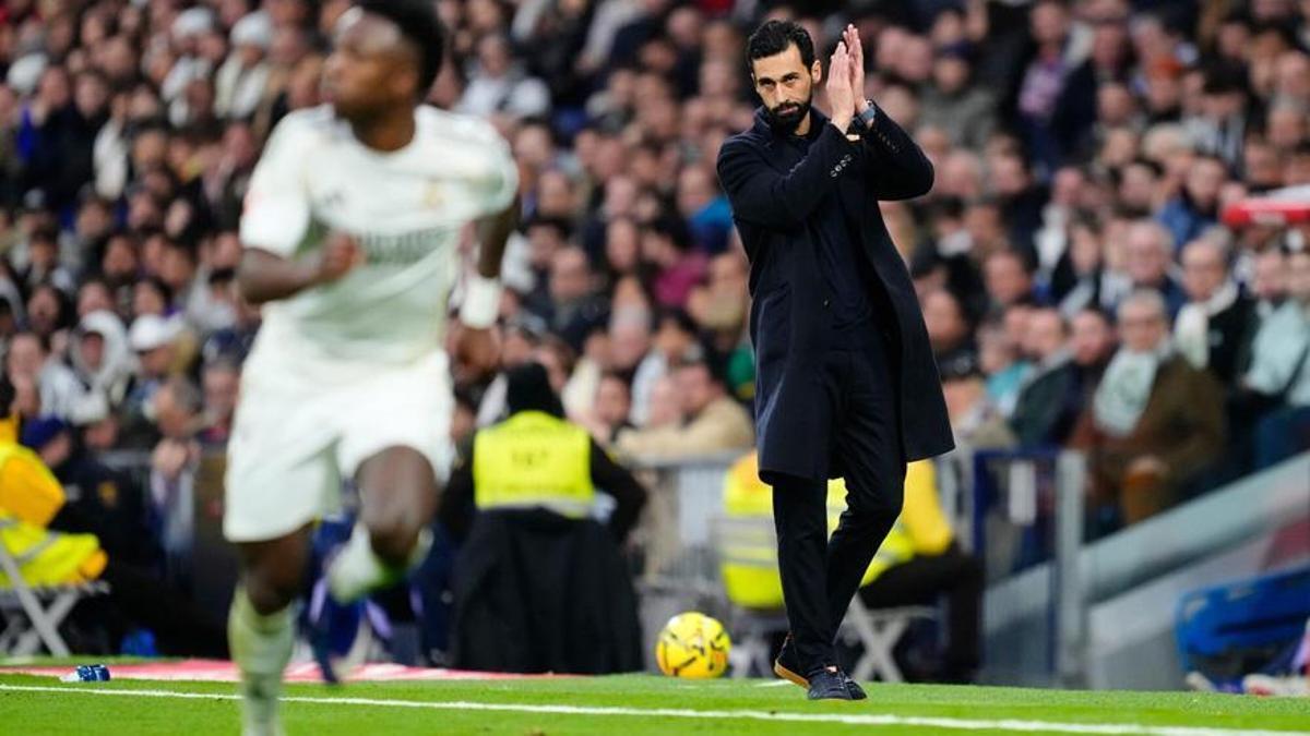 Álvaro Arbeloa corresponde con un aplauso a los cánticos a su favor durante el partido.