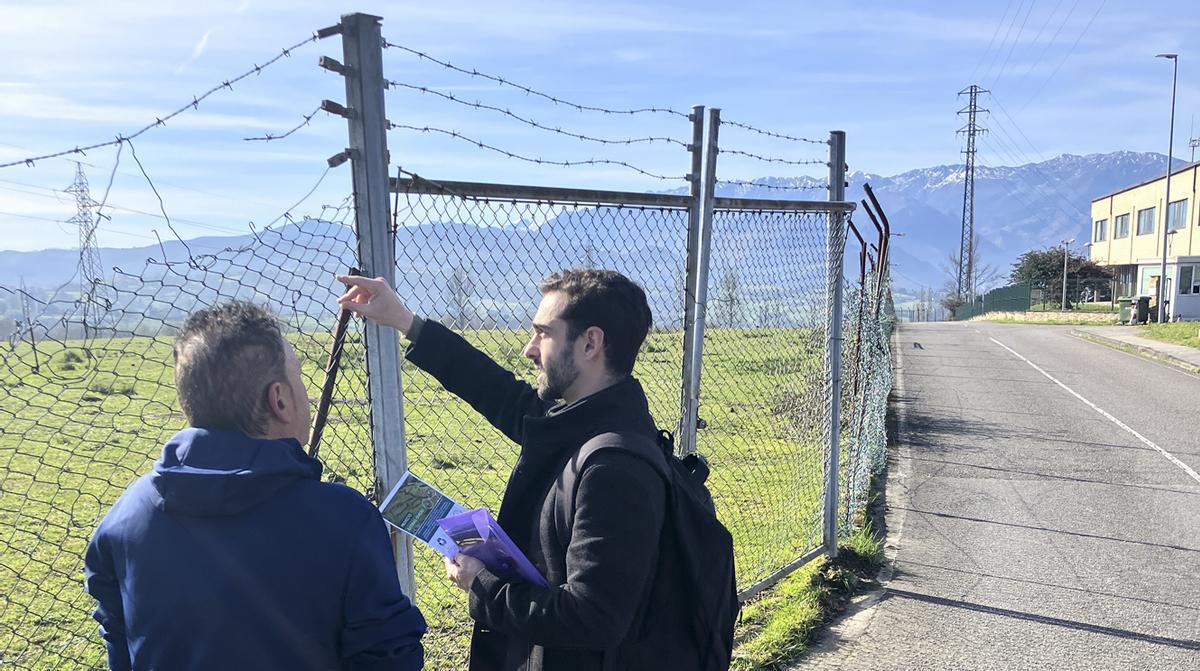 Técnicos inspeccionando el terreno.