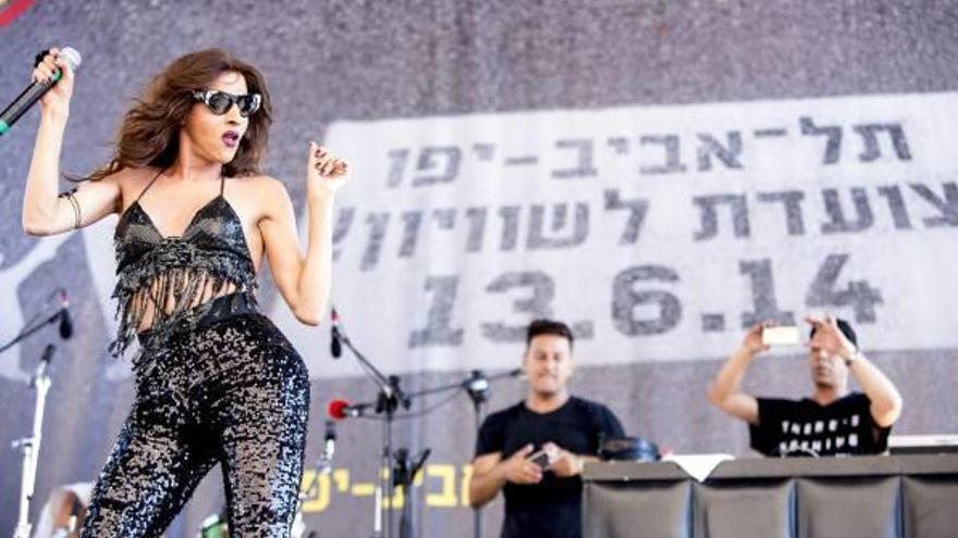 Dos imágenes de 2014 de la macrofiesta del Orgullo Gay en Tel Aviv.