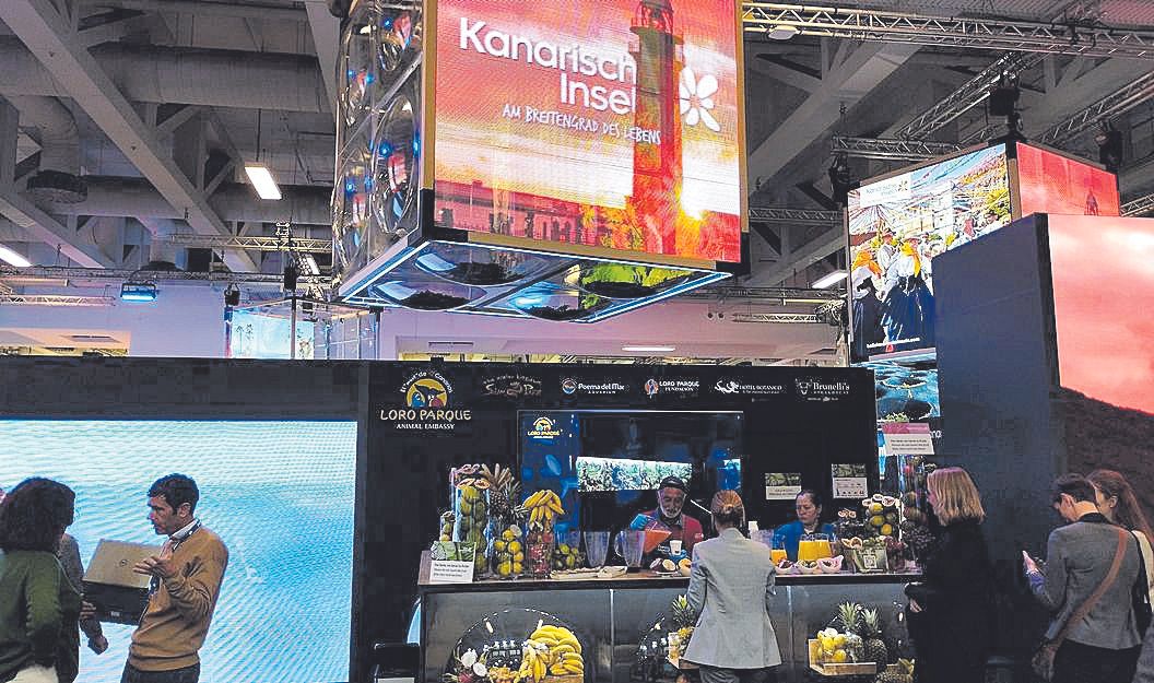 En el estand de Canarias hay cola para degustar sus frutas.