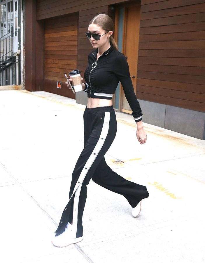 Gigi Hadid con zapatillas Reebok