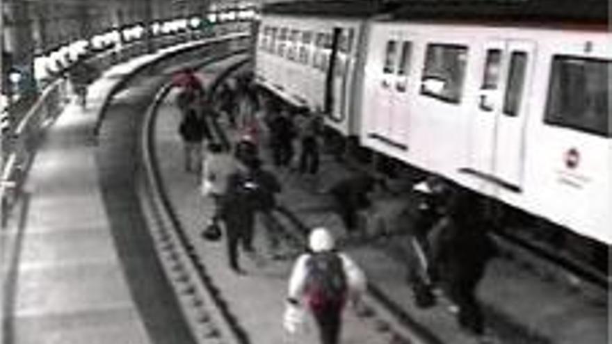 Denuncien cinc grafiters per danys en els vagons del Metro