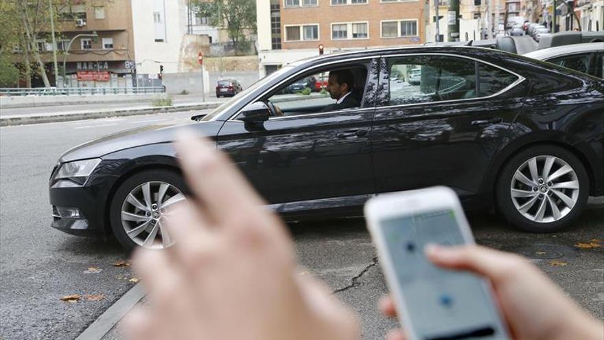 Los taxistas y el Ayuntamiento recurren el auto del juez que autoriza a los VTC a transitar por la zona histórica protegida