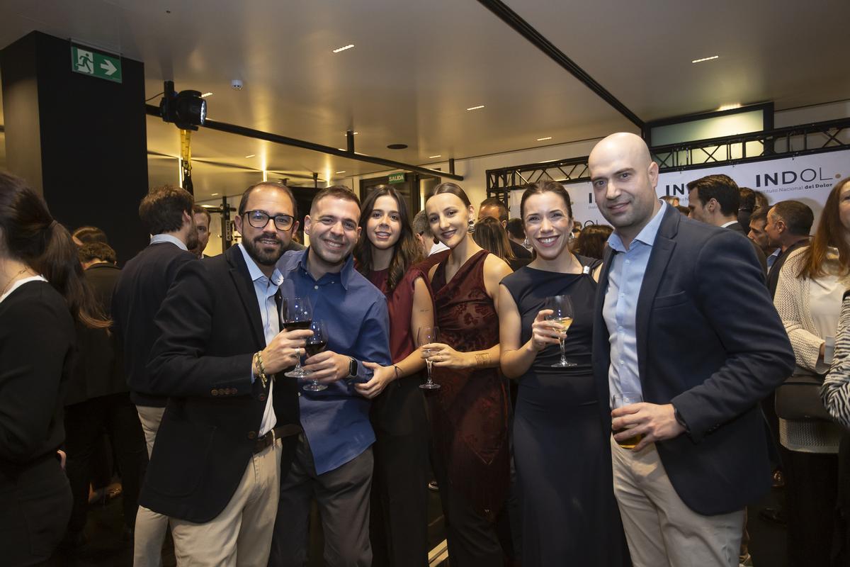 Varios asistentes a la inauguración de la nueva clínica Indol en Madrid.