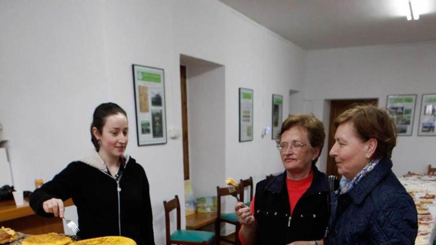 Las componentes del jurado examinan las tortillas del concurso celebrado en Santurio por las fiestas de San Jorge.