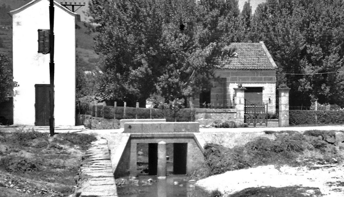 O desaparecido transformador á beira do río Pontillón, nos anos 60. Cedida pola familia de Amador Montenegro. | AC NÓS
