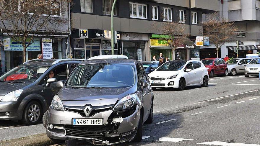 Accidente en la ronda de Outeiro por colisión entre dos coches, sin heridos.